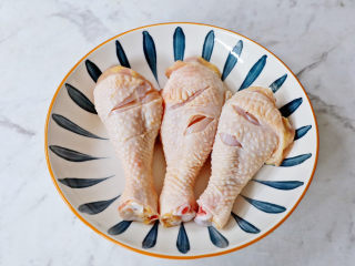 4、椒盐蒸鸡腿,将鸡腿放入深盘中