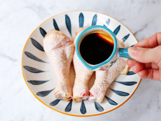 6、椒盐蒸鸡腿,加入生抽