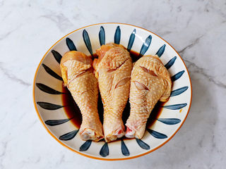 7、椒盐蒸鸡腿,抓匀腌制半小时,期间记得翻面一次