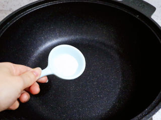 8、椒盐蒸鸡腿,锅烧热,不放油,加入5克盐