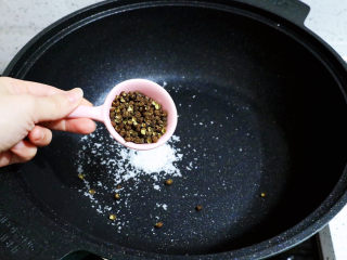 9、椒盐蒸鸡腿,加入5克花椒,盐和花椒的比例是1:1