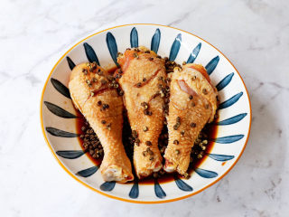 10、椒盐蒸鸡腿,再将炒香的椒盐均匀地撒上鸡腿上