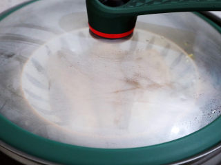 11、椒盐蒸鸡腿,鸡腿上锅,水开后蒸三十分钟,用筷子插一下,不出血水就熟了