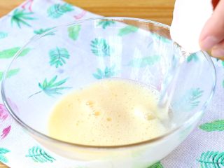 4、秋葵蒸蛋,并加3次半个鸡蛋壳的温水，搅拌均匀