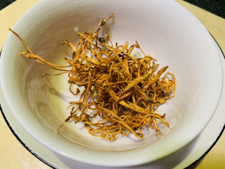 1、虫草花鸡汤,取1把虫草花，装碗里