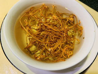2、虫草花鸡汤,加入温水，浸泡半小时