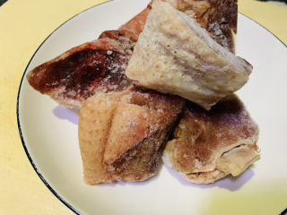 3、虫草花鸡汤,从冰箱取出鸡肉，鸡肉买来剁好洗净，分小袋装入冰箱冰冻，每次炖汤吃多少取多少