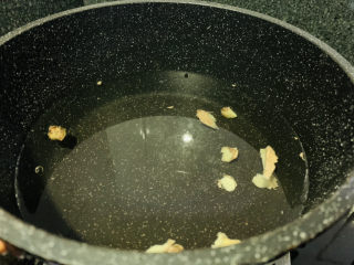 4、虫草花鸡汤,烧一锅热水，加姜片