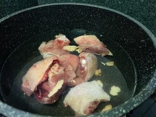 5、虫草花鸡汤,鸡肉冷水下锅