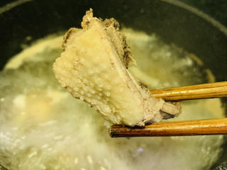 6、虫草花鸡汤,水开后，再焯水三分钟，捞起