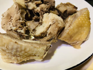 7、虫草花鸡汤,再用清水冲洗一边，装盘里，待用