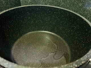 8、虫草花鸡汤,热锅，加食用油