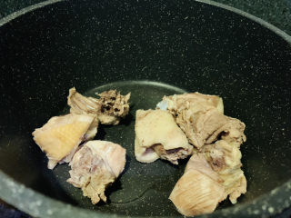 9、虫草花鸡汤,加入鸡肉