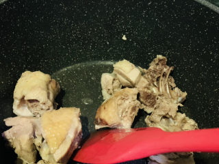 10、虫草花鸡汤,大火翻炒，将鸡肉水分炒干