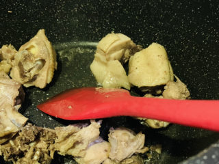 12、虫草花鸡汤,继续炝炒