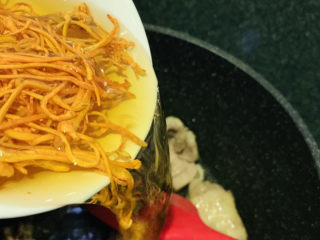 13、虫草花鸡汤,倒入虫草花，连浸泡的水也一起倒入