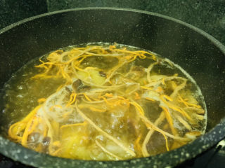 15、虫草花鸡汤,大火煮开，转中火煮一会