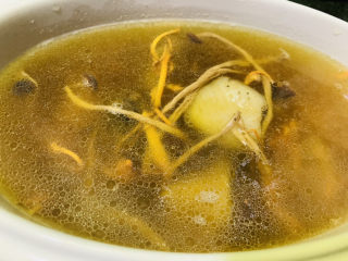 17、虫草花鸡汤,倒入隔水炖锅，调慢慢炖，炖3小时