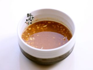 6、风味凉拌油麦菜,把兑好的蒜汁与澥好的芝麻酱混合均匀，料汁就做好了。