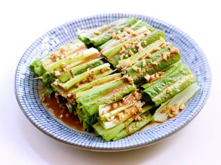 8、风味凉拌油麦菜,淋上料汁。