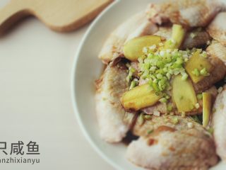 2、桂花红糖鸡翅丨三只咸鱼,将姜片、葱花、料酒、生抽分别倒入碟中进行腌制，用手给鸡翅洗个澡吧，腌制时间在1个小时左右即可（事先可将鸡翅用利物戳一下方便入味）