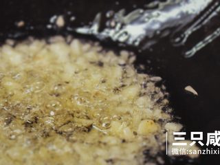 7、桂花红糖鸡翅丨三只咸鱼,热油，加入蒜末翻炒出香味