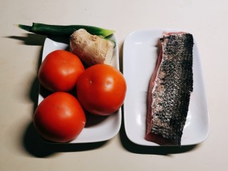 1、番茄黑鱼片,食材准备好