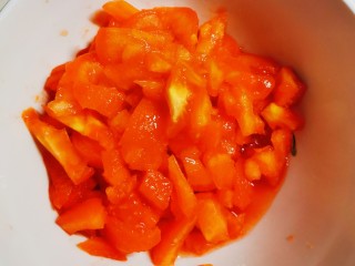 3、番茄黑鱼片,去皮切小块