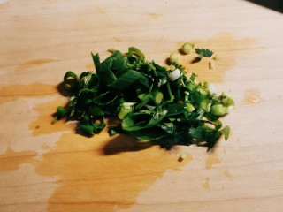 4、番茄黑鱼片,小香葱和香菜切小段