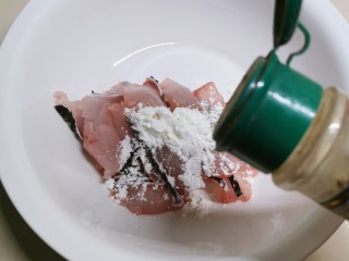 6、番茄黑鱼片,放入淀粉 胡椒粉  