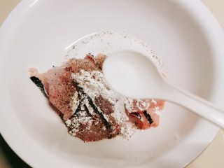 7、番茄黑鱼片,放入盐