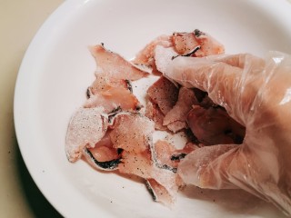 8、番茄黑鱼片,抓拌均匀 腌制
