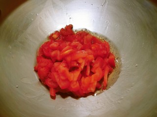 9、番茄黑鱼片,起油锅 油热后放入姜片  炒香后放入番茄块 炒成番茄泥