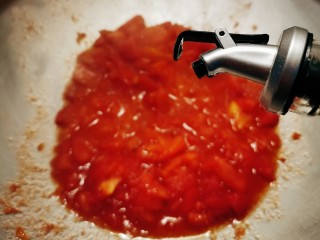 10、番茄黑鱼片,放入生抽 翻炒