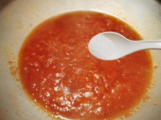 12、番茄黑鱼片,放入2克盐 烧开