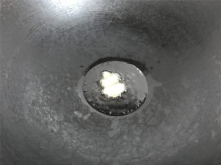 4、河虾豆腐汤,锅中倒入适量油，先把老姜放入爆出香味。