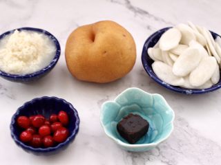 1、雪梨年糕黑糖酒酿羹,首先准备好所有的食材，年糕片提前拿出来解冻。