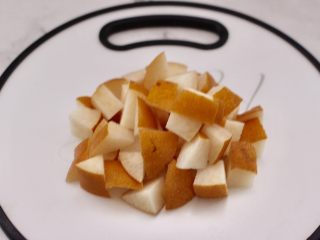 2、雪梨年糕黑糖酒酿羹,雪梨洗净后，用刀切成小块，不喜欢吃皮的可以把雪梨皮去掉的。