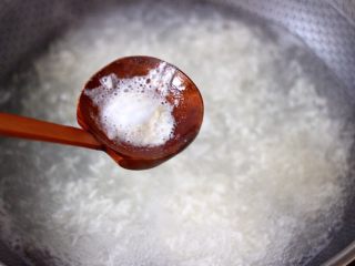 4、雪梨年糕黑糖酒酿羹,大火煮沸后，撇去表面的浮沫。