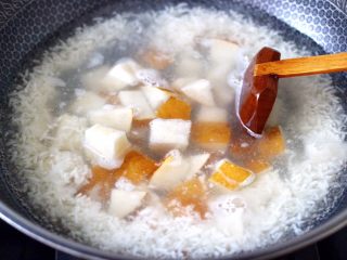 5、雪梨年糕黑糖酒酿羹,继续煮10分钟左右后，放入切块的雪梨。