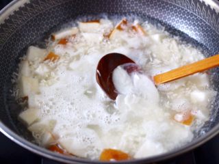 6、雪梨年糕黑糖酒酿羹,中火煮至雪梨熟透，加入年糕片，继续炖煮至年糕片变软。