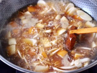 8、雪梨年糕黑糖酒酿羹,待黑糖全部融化后。