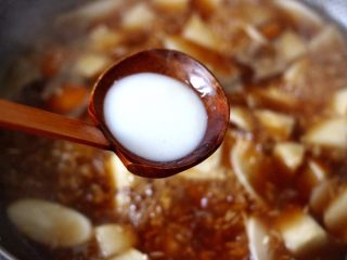 9、雪梨年糕黑糖酒酿羹,放入提前化开的淀粉勾芡。