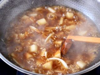 10、雪梨年糕黑糖酒酿羹,大火煮至锅中汤汁粘稠时。