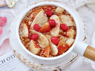 12、雪梨年糕黑糖酒酿羹,营养丰富的雪梨年糕黑糖酒酿羹出锅咯。