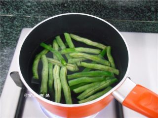 7、黑椒排骨杂菜锅,先将难熟的四季豆焯一下水
