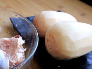 1、筒骨莲藕汤,莲藕要买老一点的,老的莲藕煲汤后口感比嫩藕好吃更绵密,嫩藕更加适合炒来吃,更脆嫩。一般买的时候,阿姨都会问,你是要煲汤还是炒来吃,然后会给你合适的莲藕。