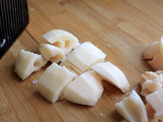 2、筒骨莲藕汤,莲藕切成块备用,如果放的时间久就泡在水里一会,不然会氧化喔