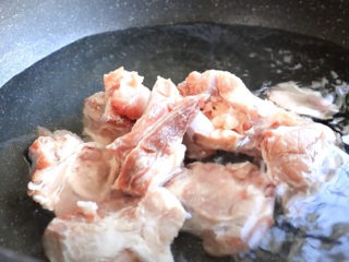 3、筒骨莲藕汤,清洗干净的筒骨冷水下锅焯一下