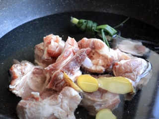 4、筒骨莲藕汤,加去腥三件套:姜片,葱和料酒,去腥